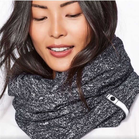 LULULEMON Vinyasa Wrap Scarf Arm Holes - Picture 1 of 6